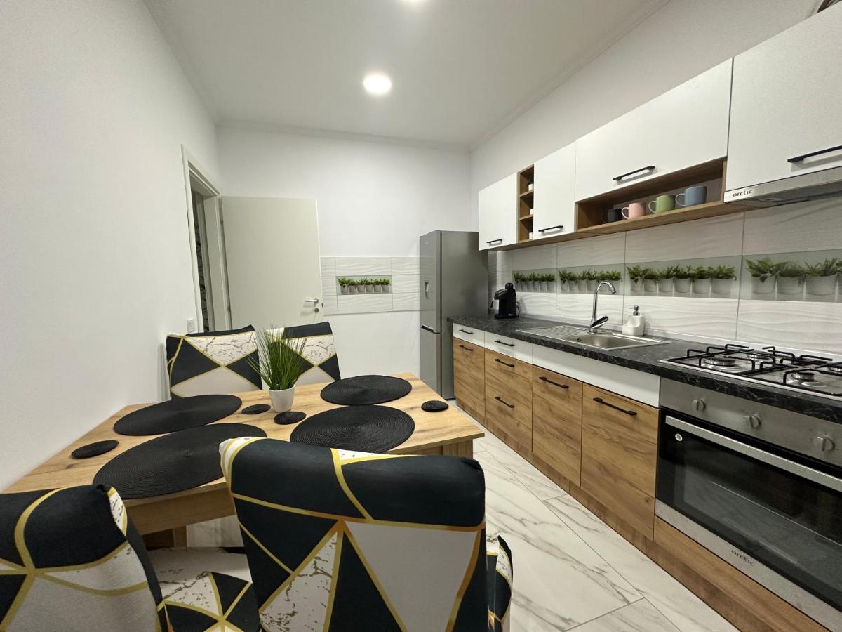 Golden Garden Luxury Apartment In Bucureşti Ngoại thất bức ảnh
