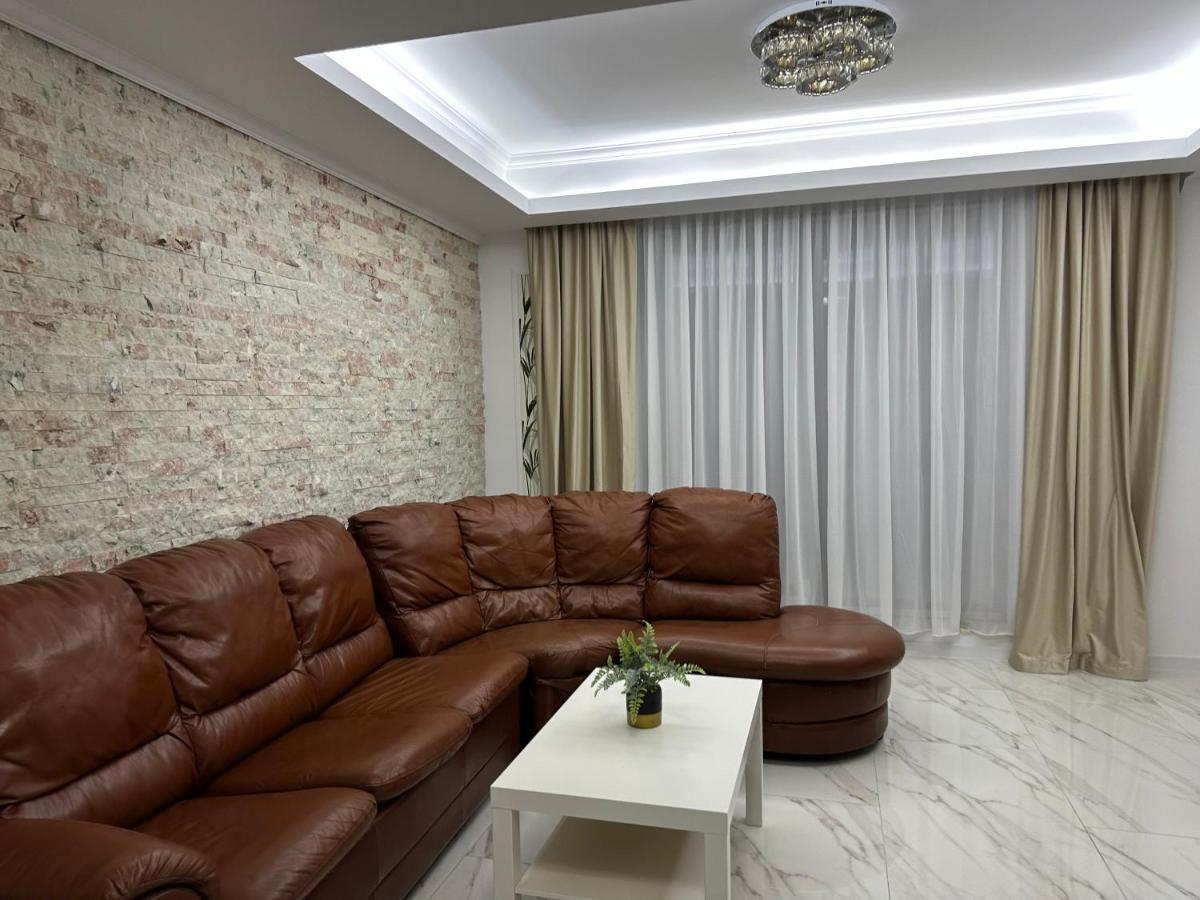 Golden Garden Luxury Apartment In Bucureşti Ngoại thất bức ảnh