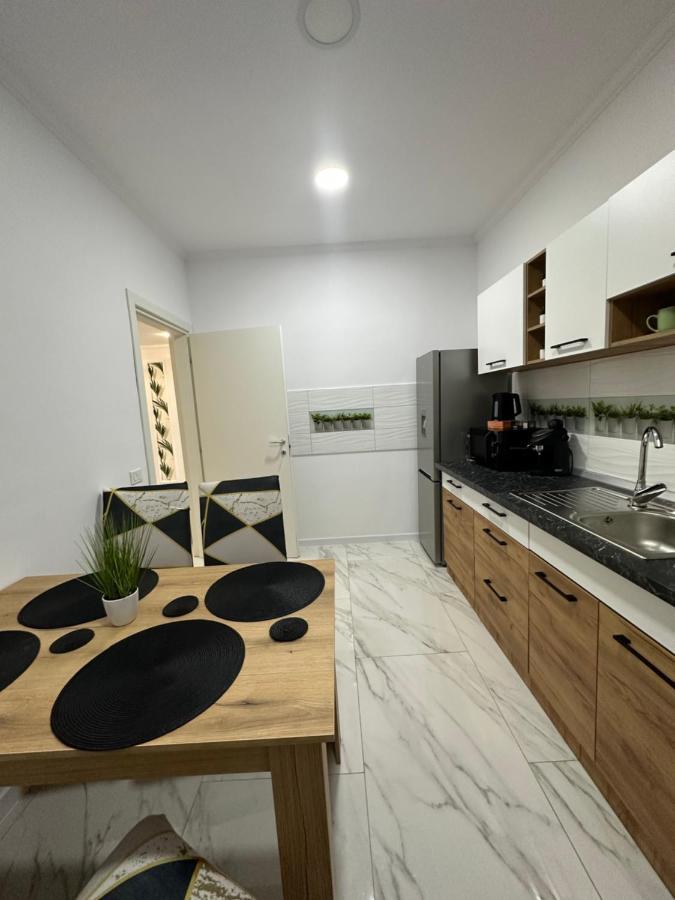Golden Garden Luxury Apartment In Bucureşti Ngoại thất bức ảnh