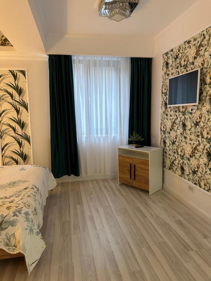 Golden Garden Luxury Apartment In Bucureşti Ngoại thất bức ảnh