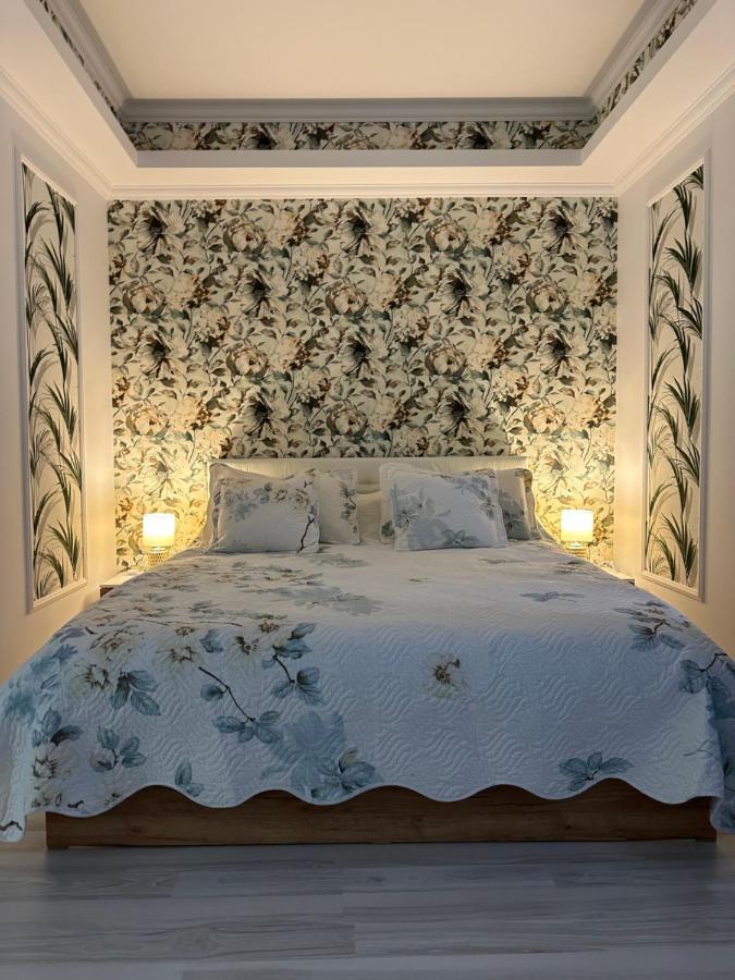 Golden Garden Luxury Apartment In Bucureşti Ngoại thất bức ảnh